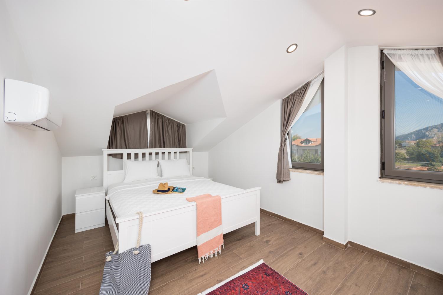 Double bedroom with en suite bathroom and A/C