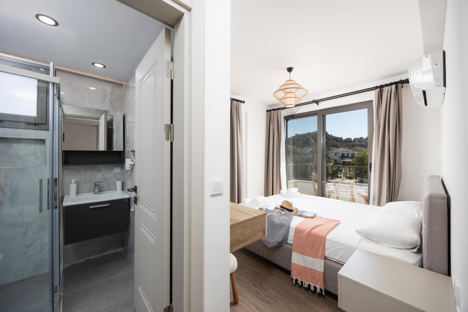 Double bedroom with en suite bathroom and A/C