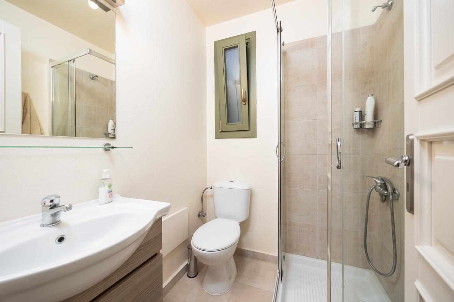 Main building: En suite bathroom with shower