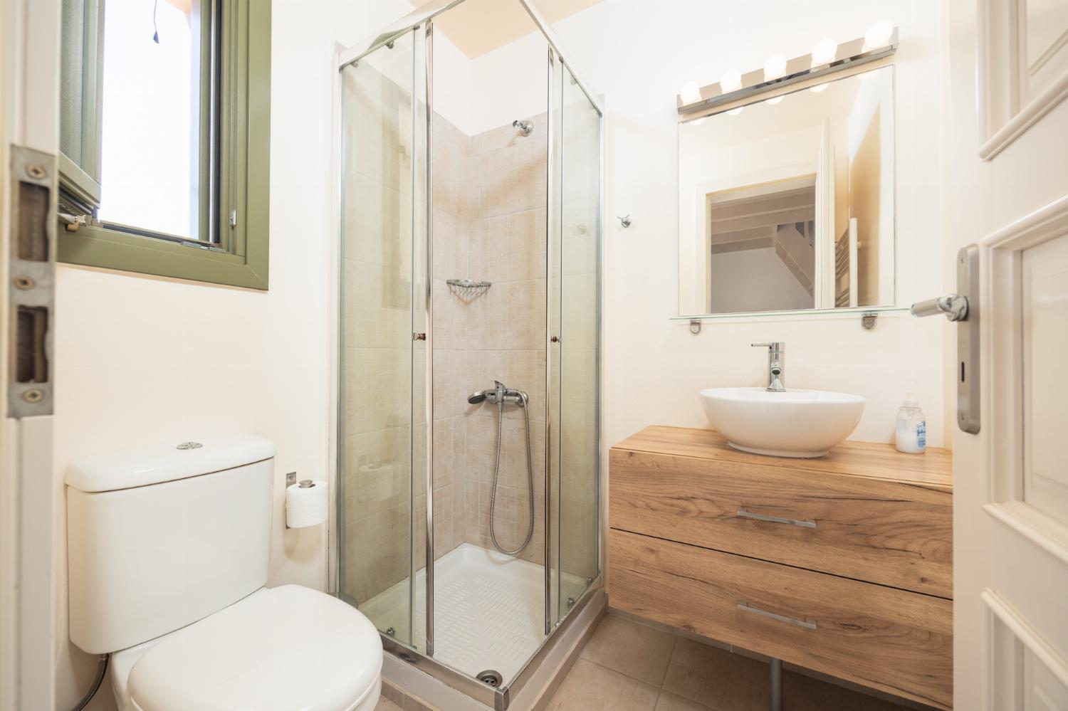 Main building: En suite bathroom with shower