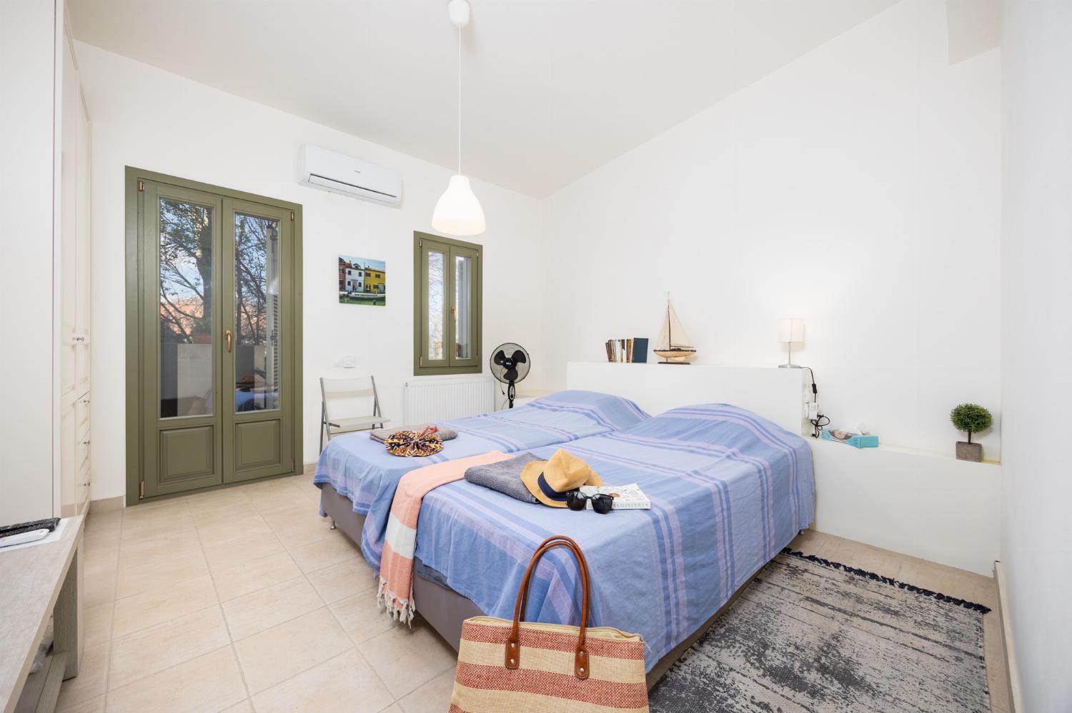 Main building: Twin bedroom with A/C