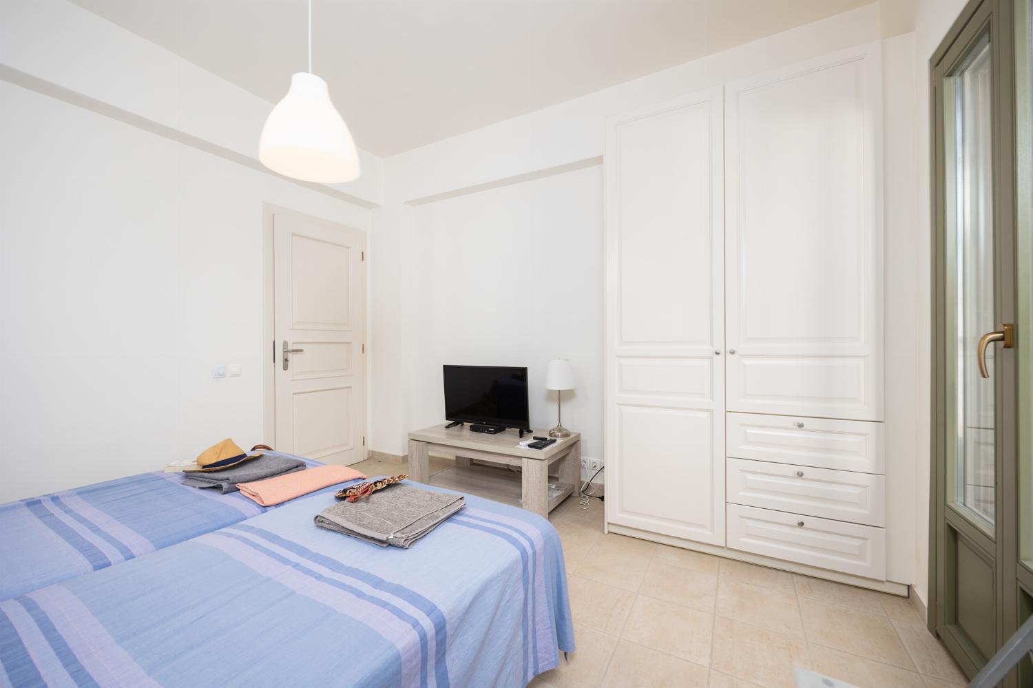 Main building: Twin bedroom with A/C