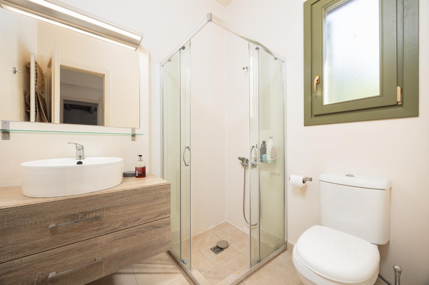 Main building: Family bathroom with shower