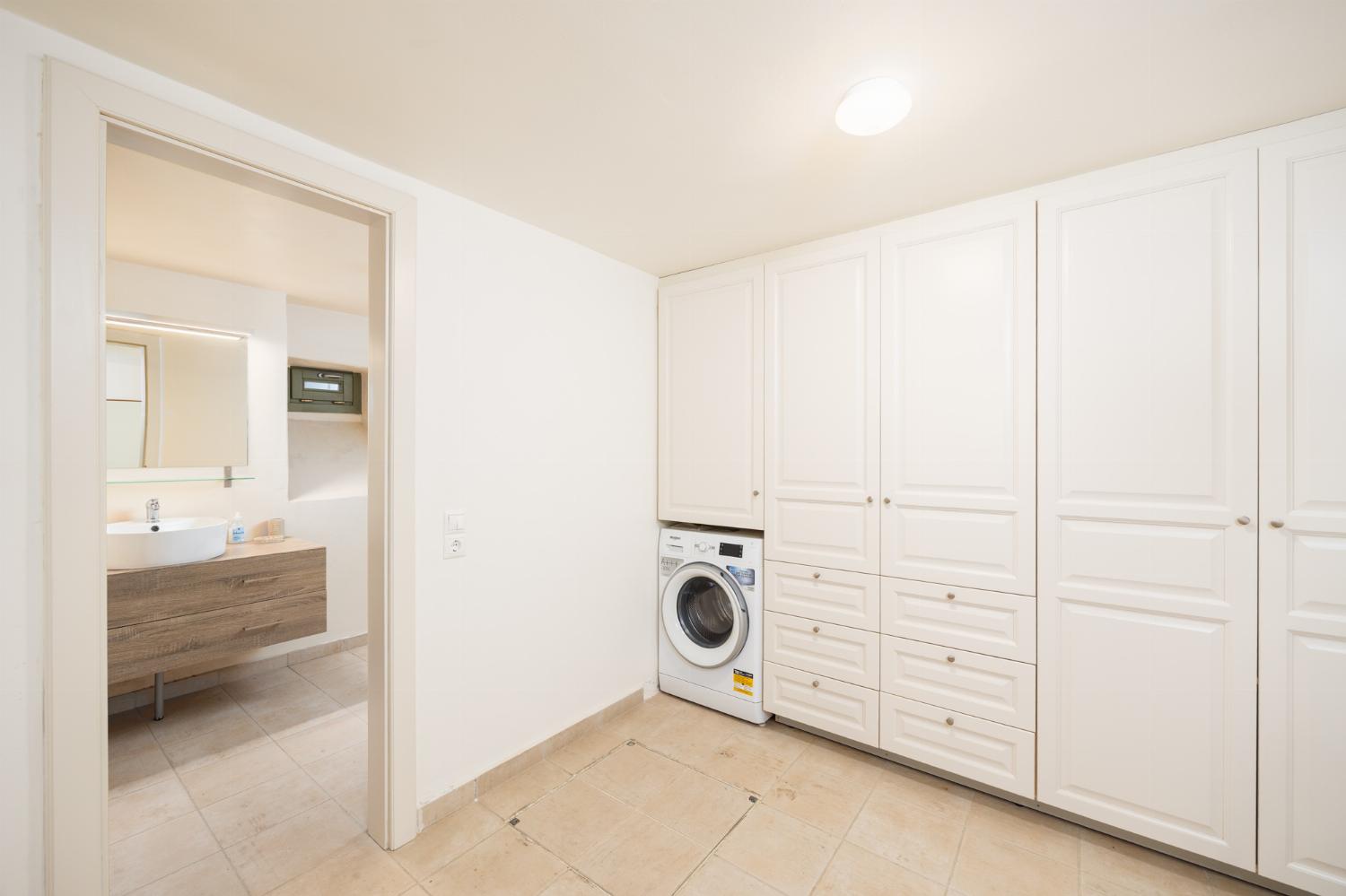 Annex: Family bathroom with shower