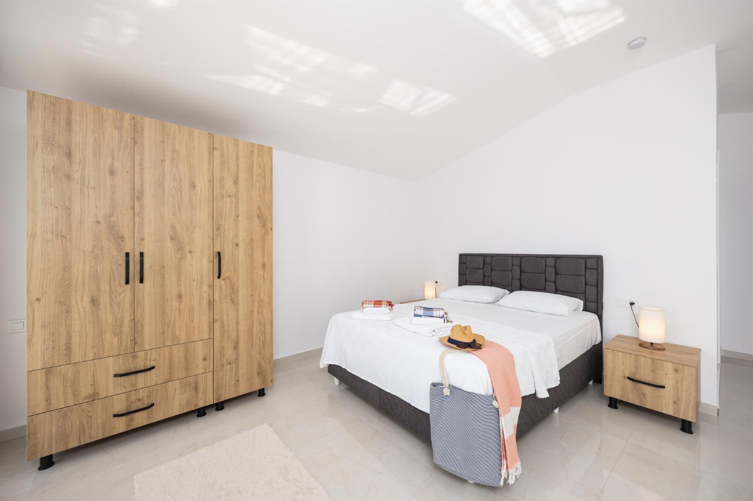 Main building: double bedroom with en suite bathroom, jacuzzi, and A/C