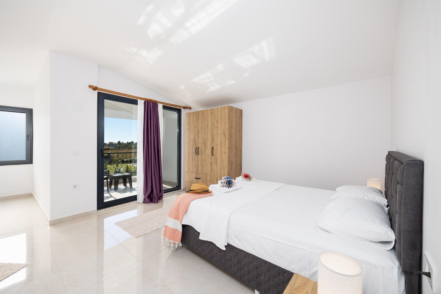 Main building: double bedroom with en suite bathroom, jacuzzi, and A/C