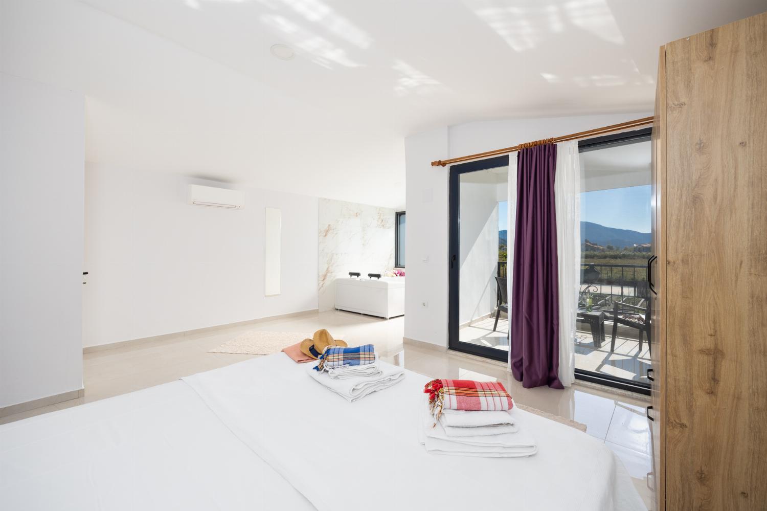 Main building: double bedroom with en suite bathroom, jacuzzi, and A/C