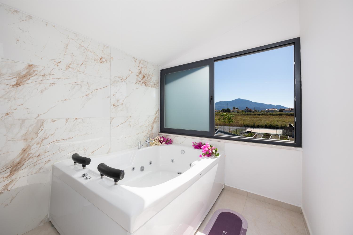 Main building: double bedroom with en suite bathroom, jacuzzi, and A/C