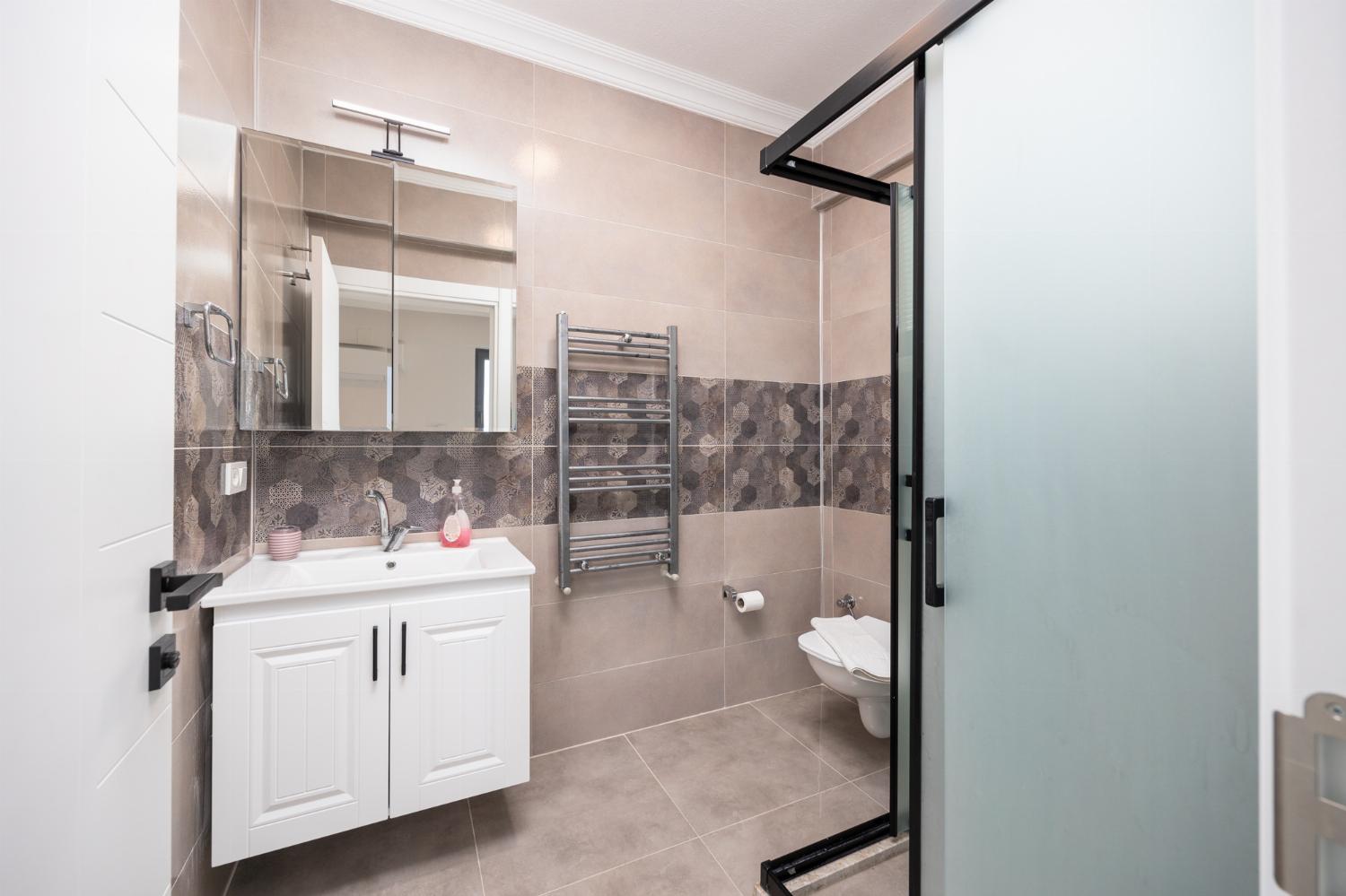 Main building: en suite bathroom with shower