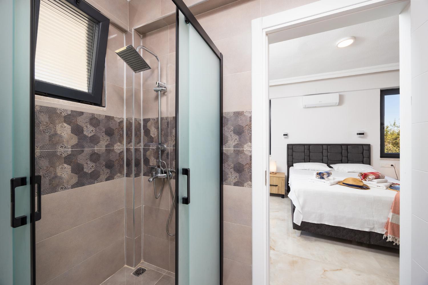 Main building: en suite bathroom with shower