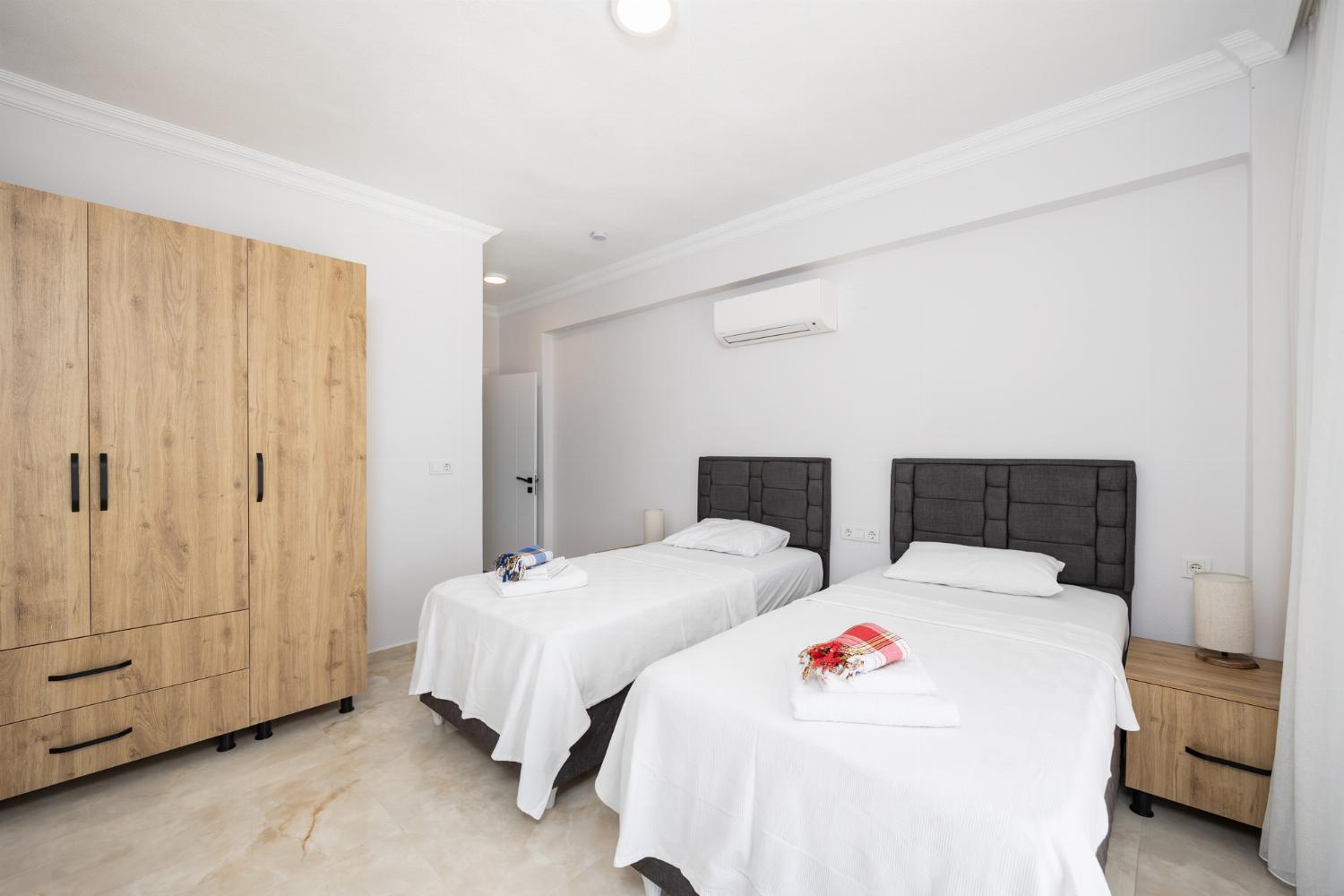 Main building: twin bedroom with en suite bathroom and A/C