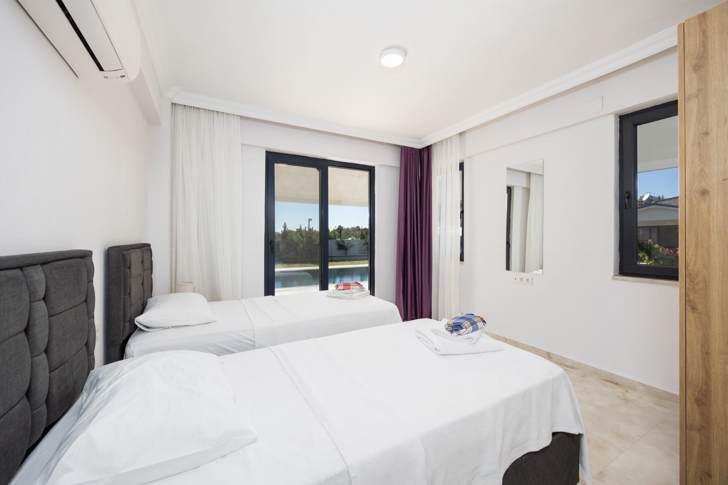 Main building: twin bedroom with en suite bathroom and A/C