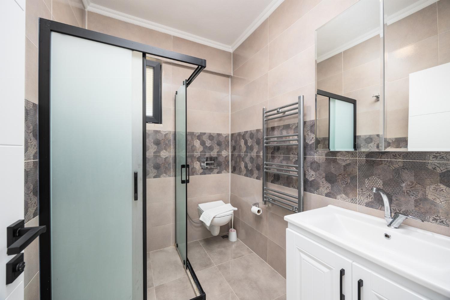 Main building: en suite bathroom with shower