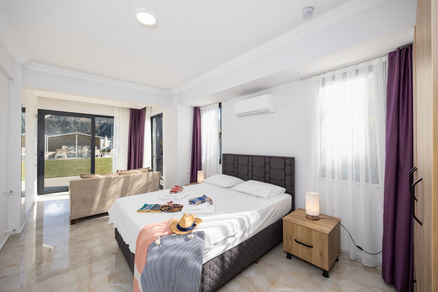 Annex: double bedroom with en suite bathroom and A/C