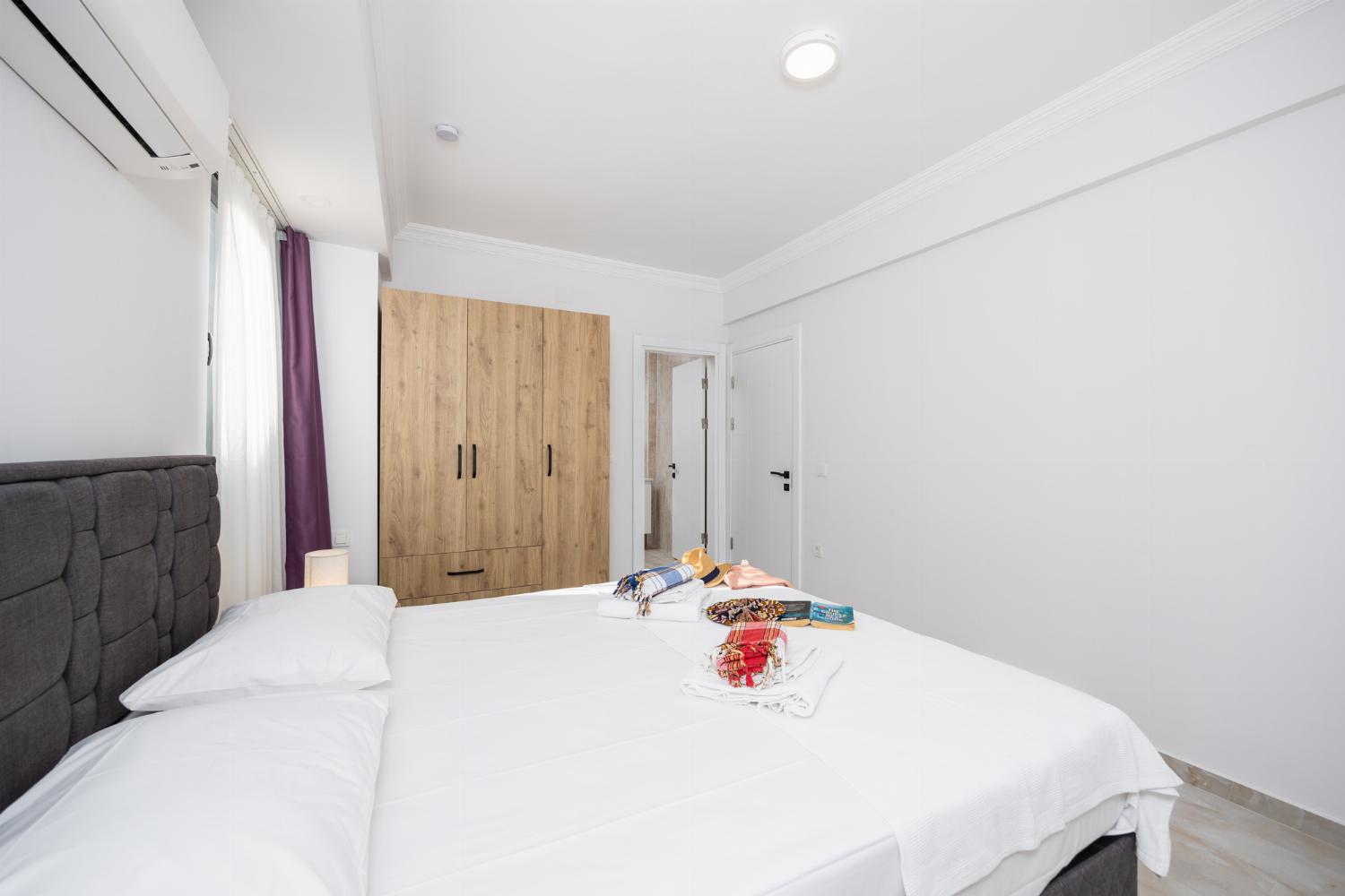 Annex: double bedroom with en suite bathroom and A/C
