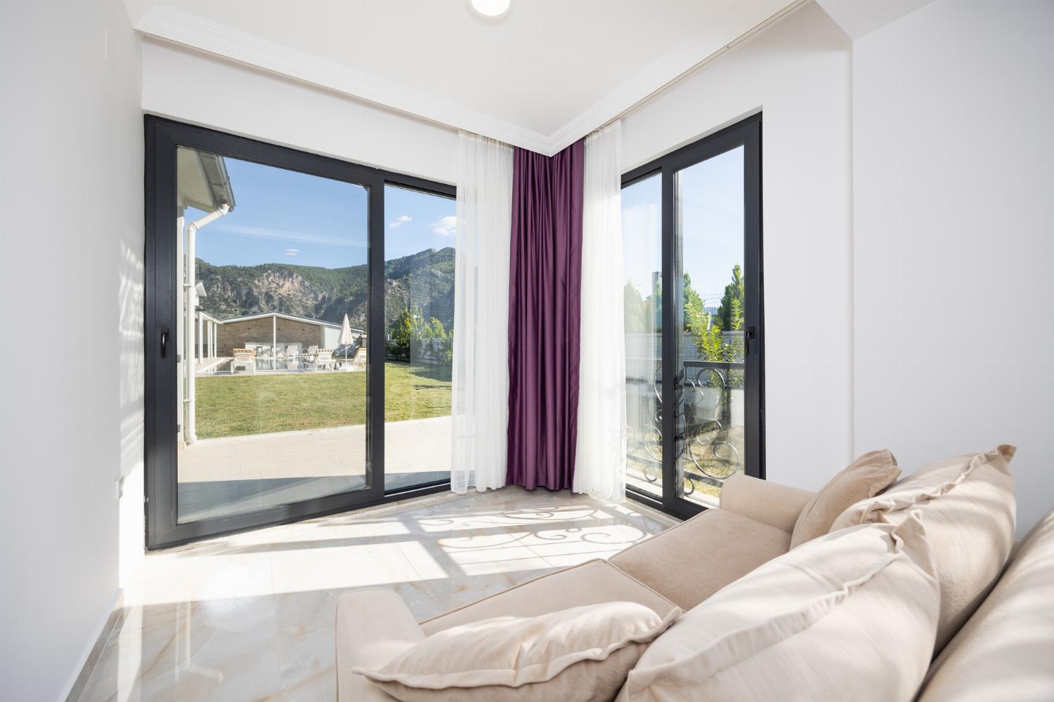 Annex: double bedroom with en suite bathroom and A/C