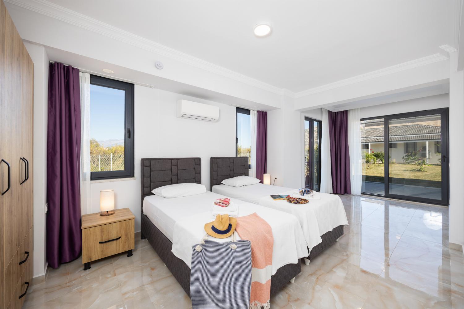 Annex: twin bedroom with en suite bathroom and A/C