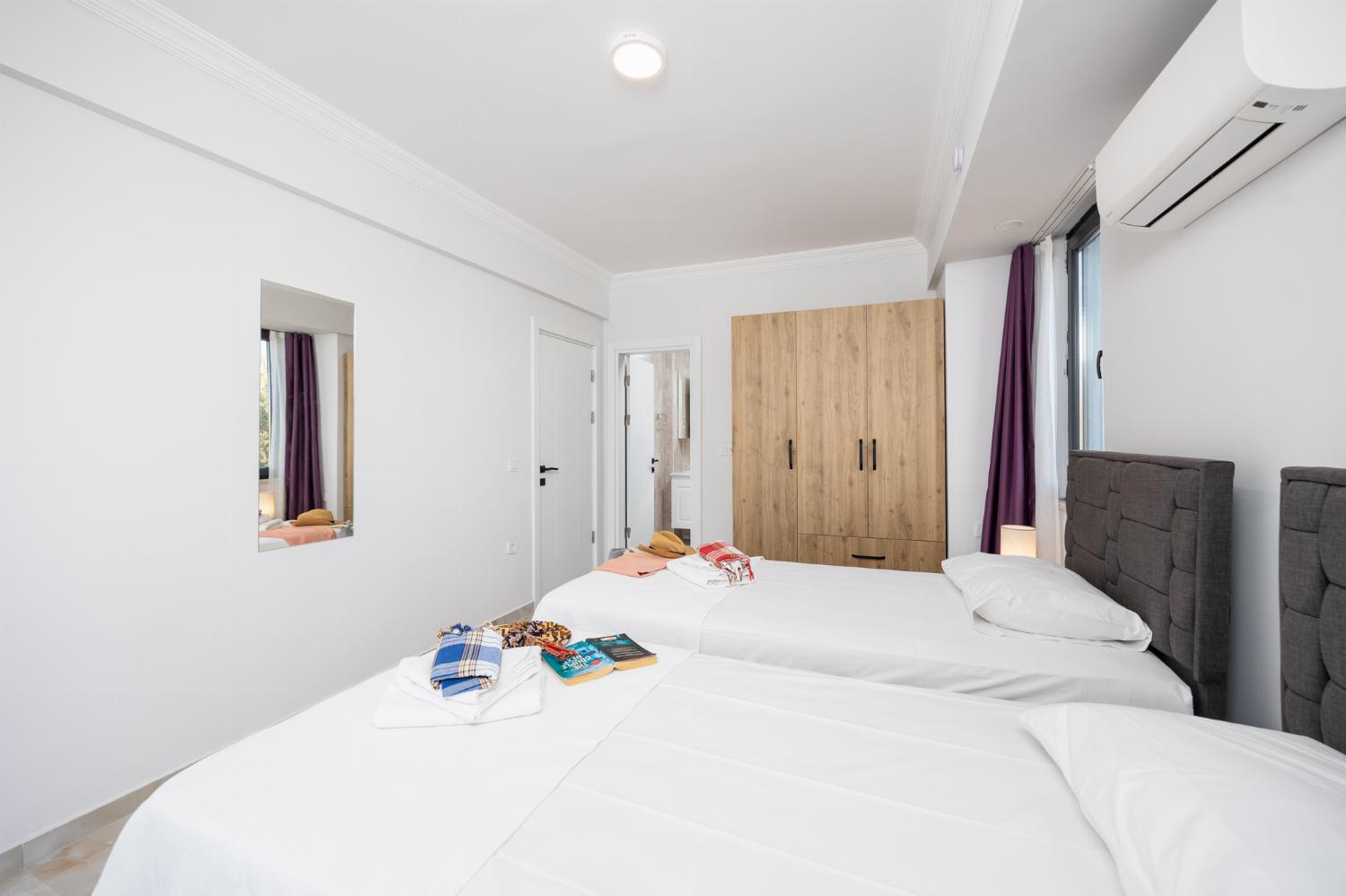 Annex: twin bedroom with en suite bathroom and A/C