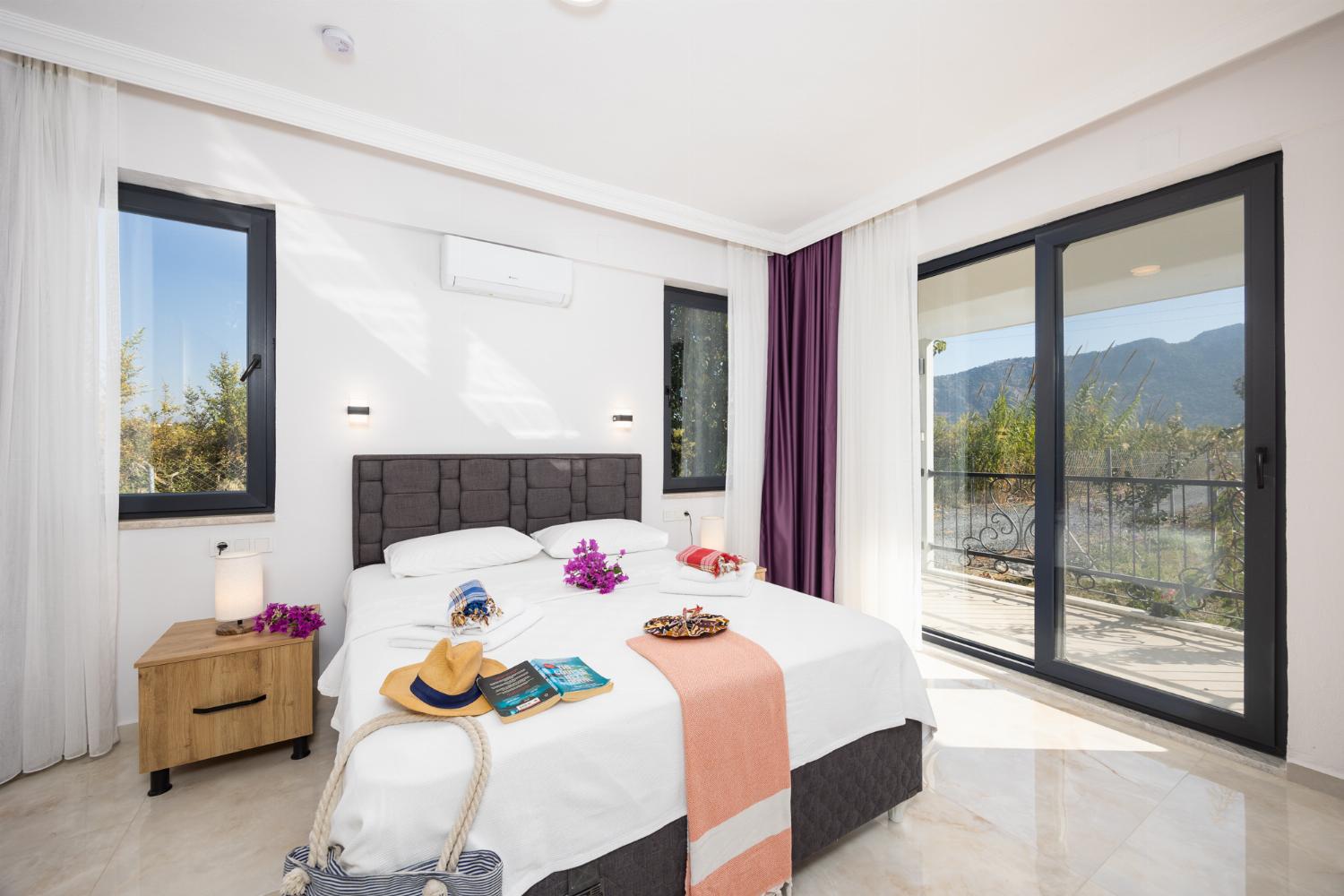 Main building: double bedroom with en suite bathroom and A/C