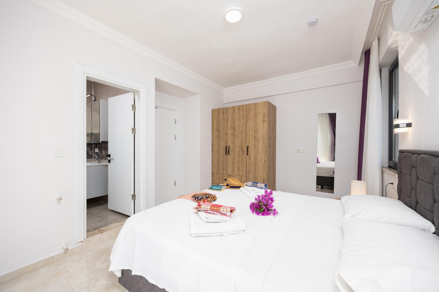 Main building: double bedroom with en suite bathroom and A/C
