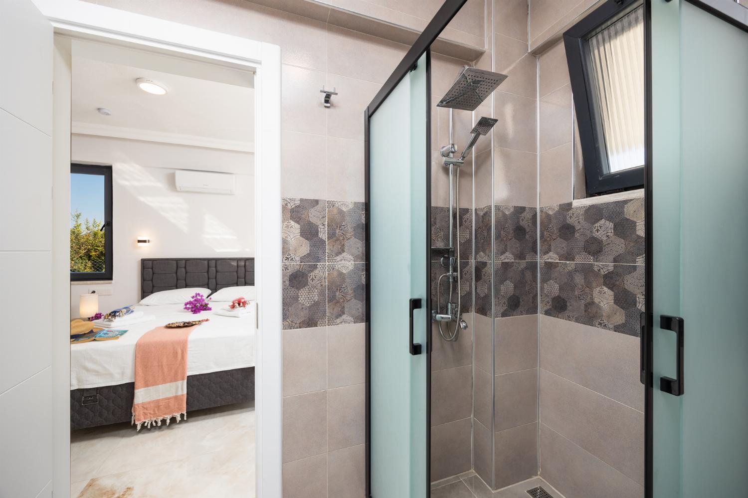 Main building: en suite bathroom with shower