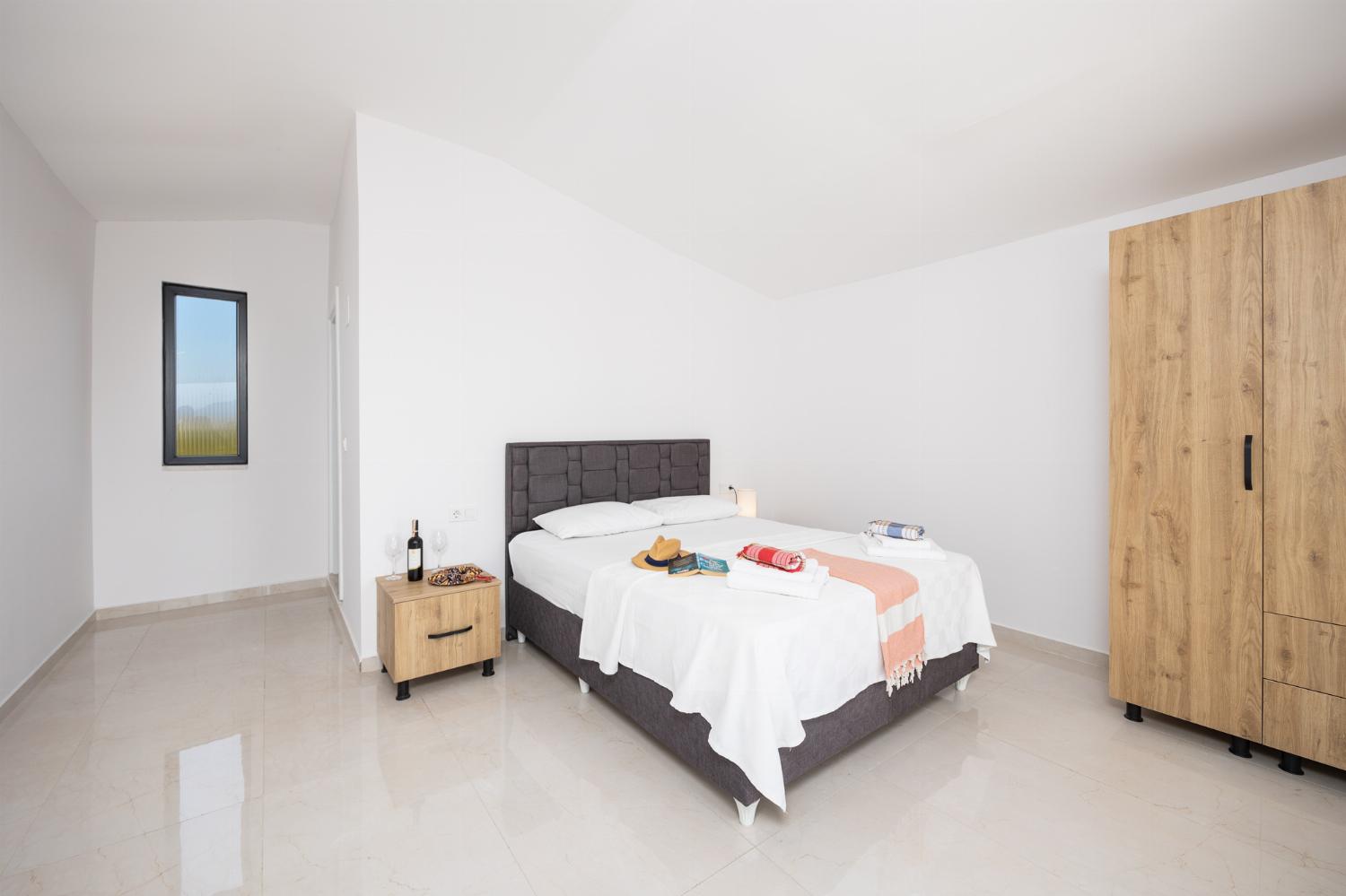 Main building: double bedroom with en suite bathroom, jacuzzi, and A/C