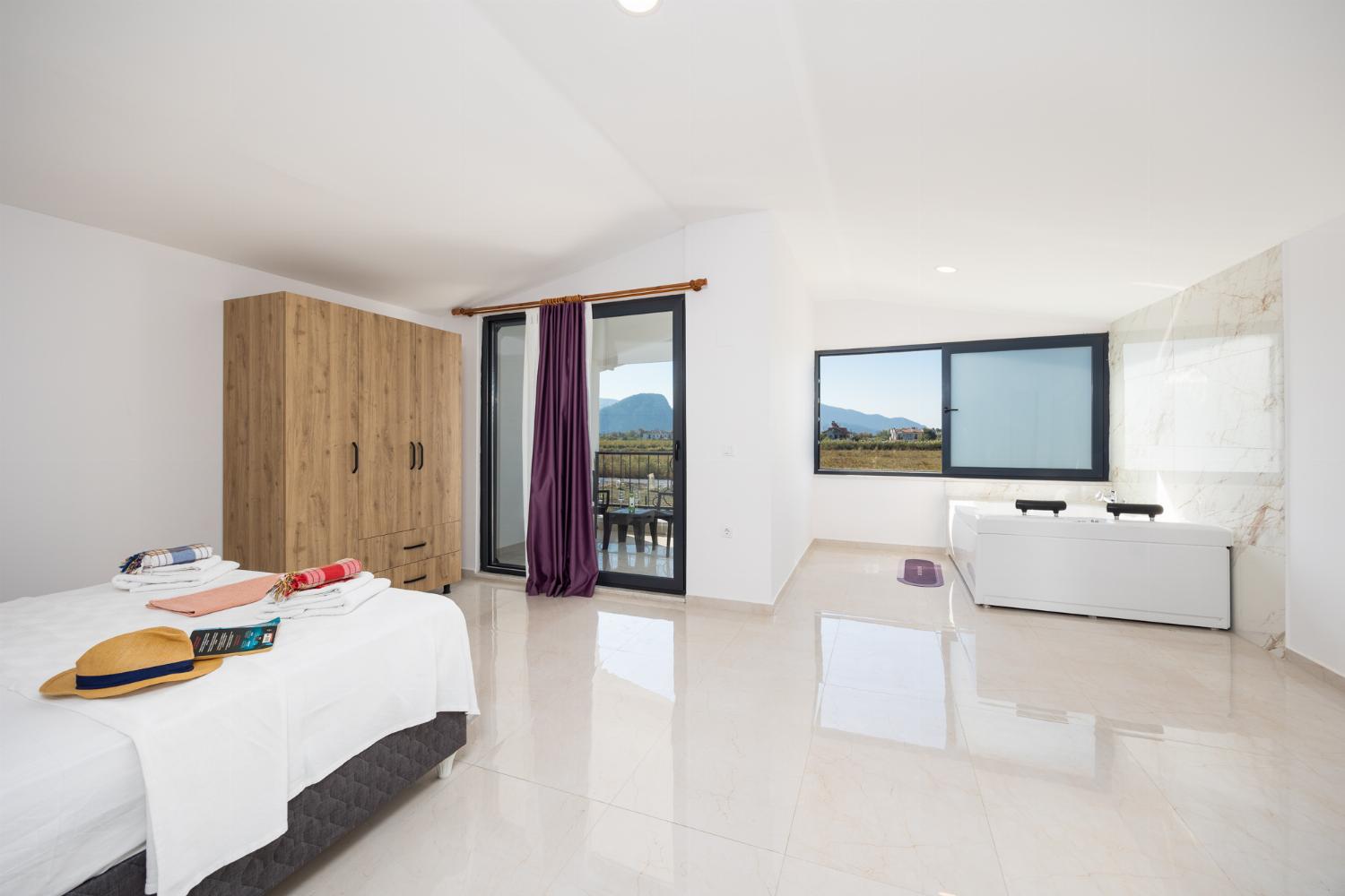 Main building: double bedroom with en suite bathroom, jacuzzi, and A/C