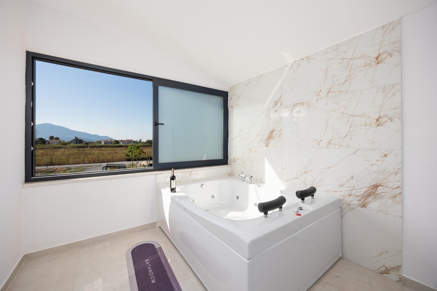 Main building: double bedroom with en suite bathroom, jacuzzi, and A/C