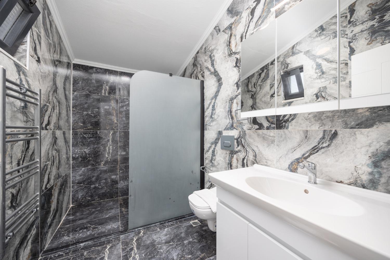Main building: en suite bathroom with shower