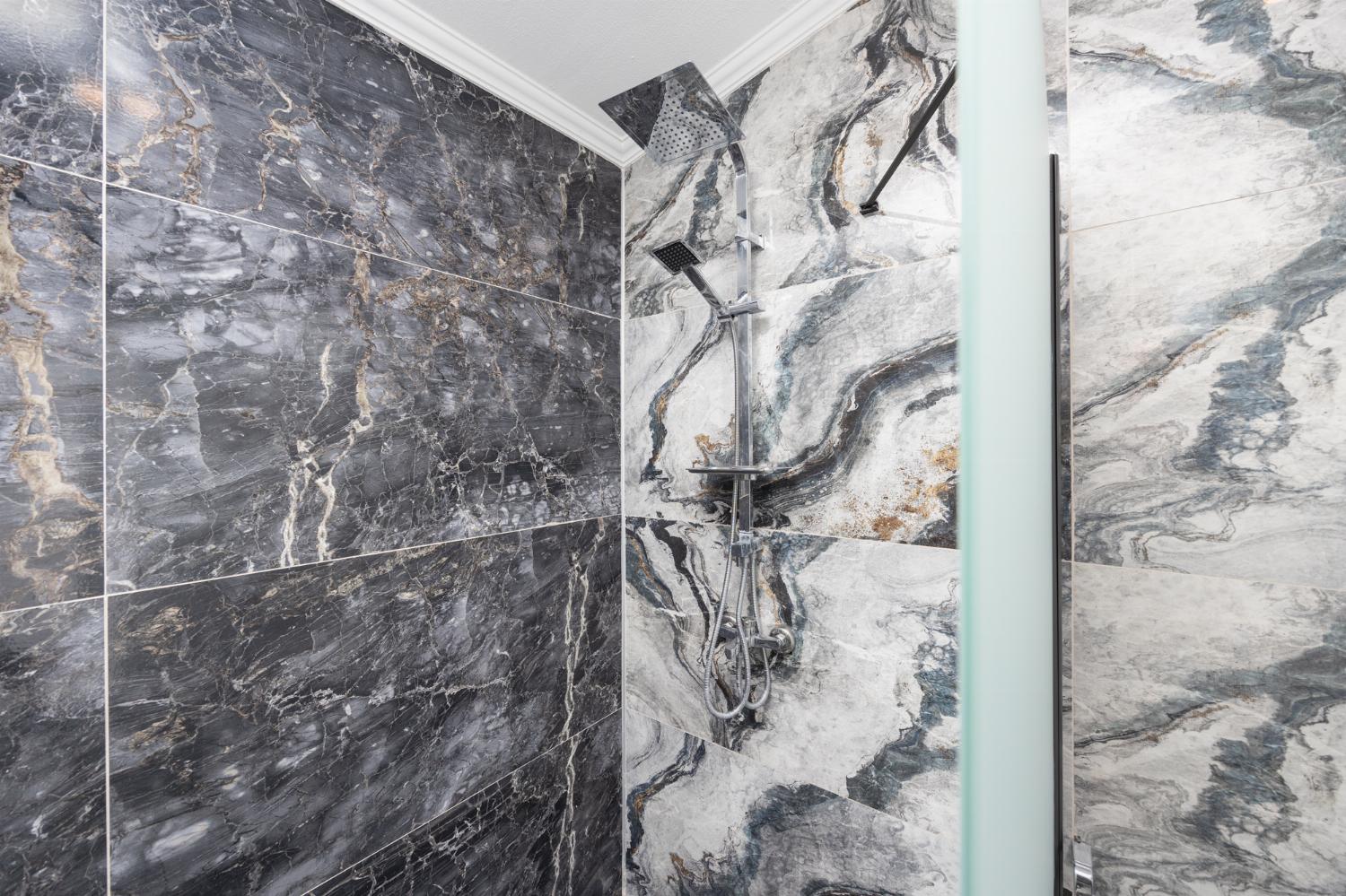 Main building: en suite bathroom with shower