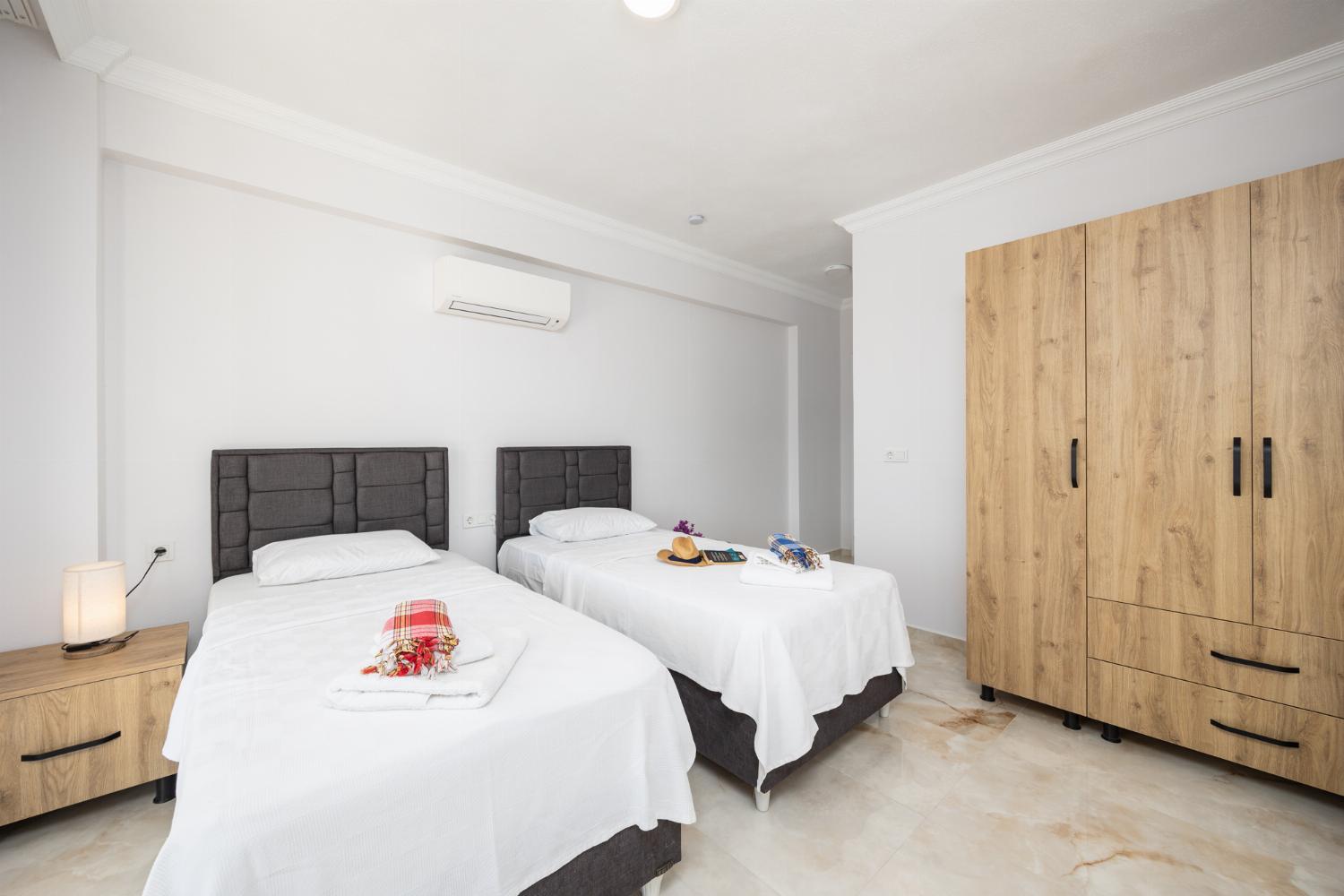 Main building: twin bedroom with en suite bathroom and A/C