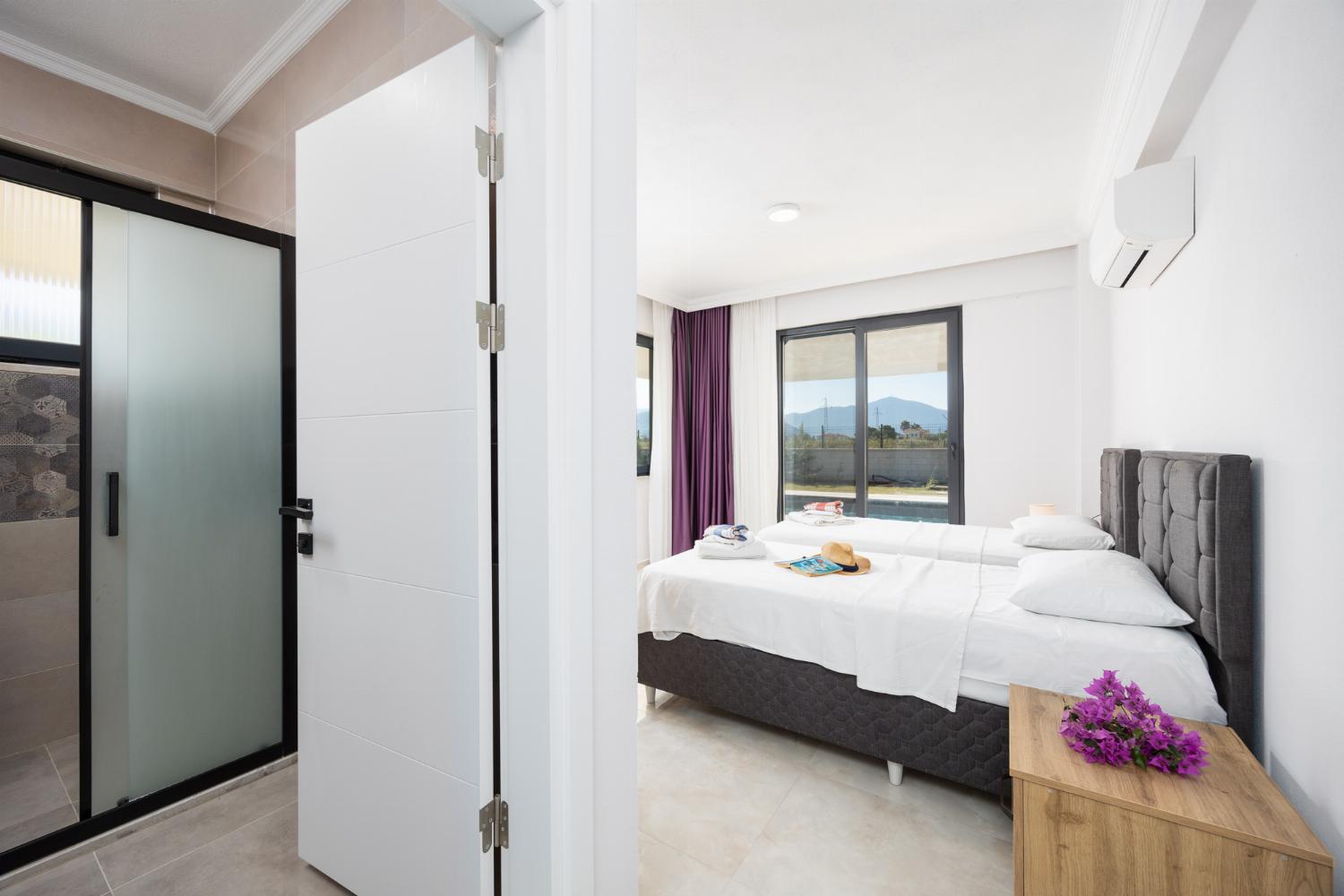 Main building: twin bedroom with en suite bathroom and A/C