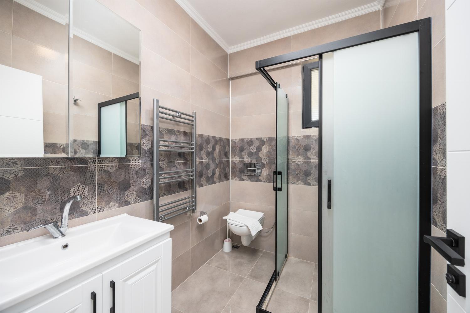 Main building: en suite bathroom with shower