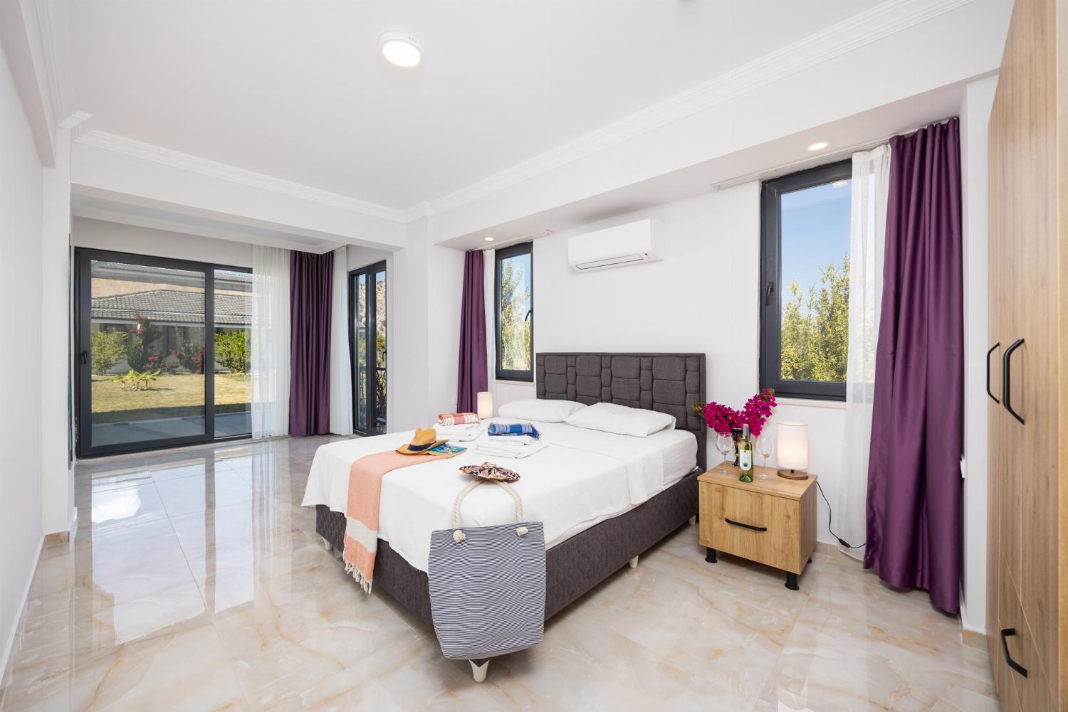 Annex: double bedroom with en suite bathroom and A/C