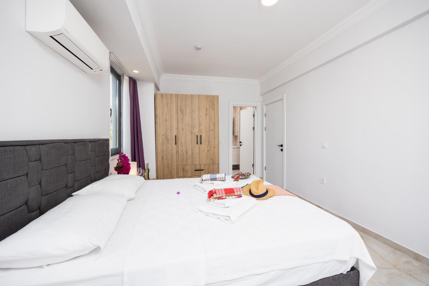 Annex: double bedroom with en suite bathroom and A/C