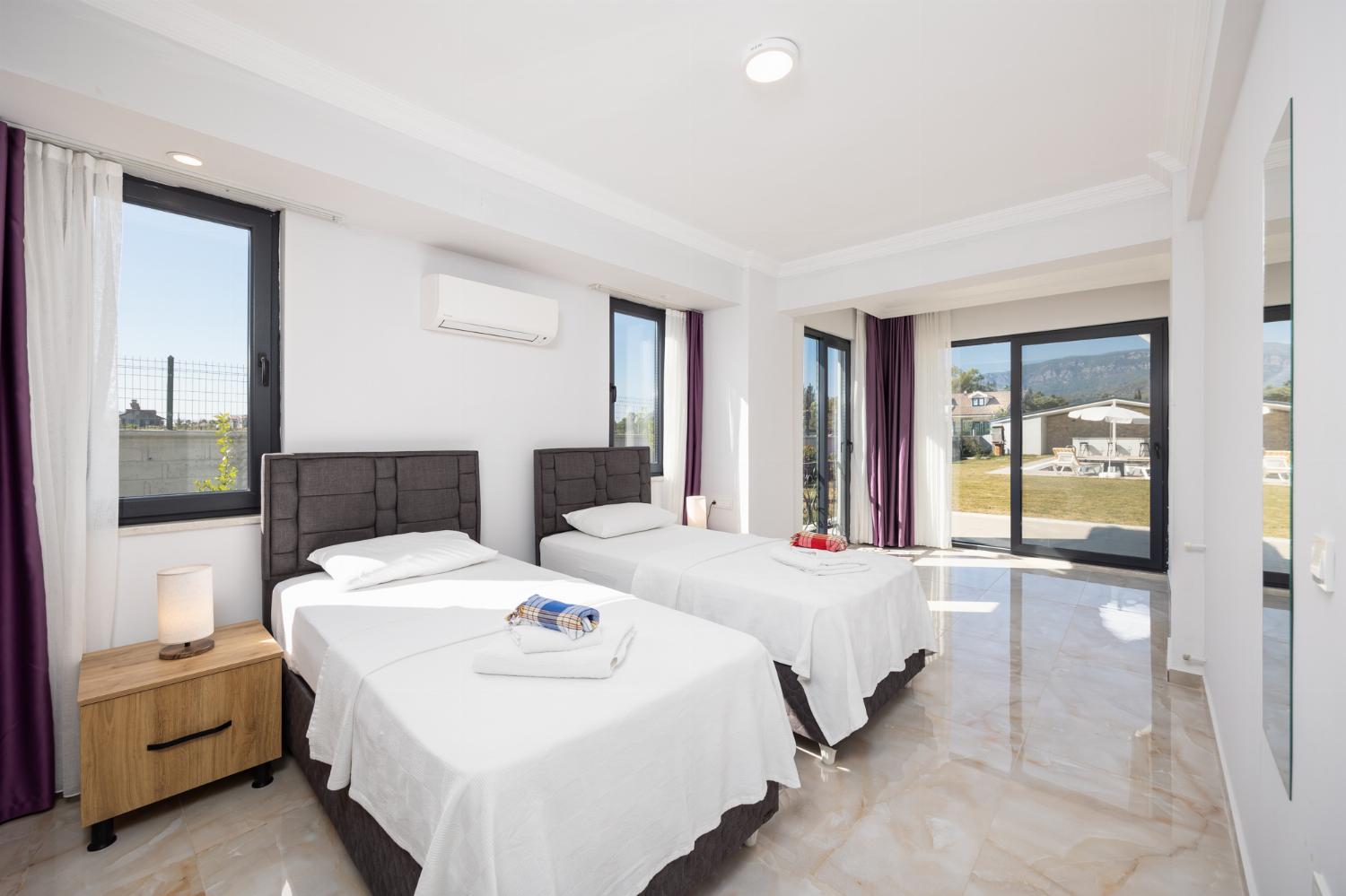 Annex: twin bedroom with en suite bathroom and A/C