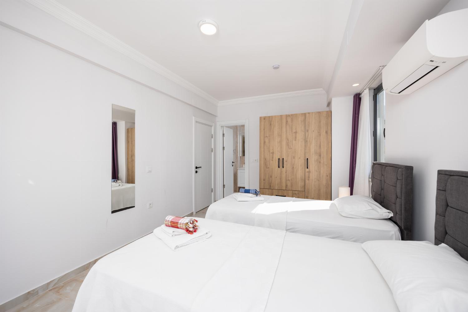 Annex: twin bedroom with en suite bathroom and A/C