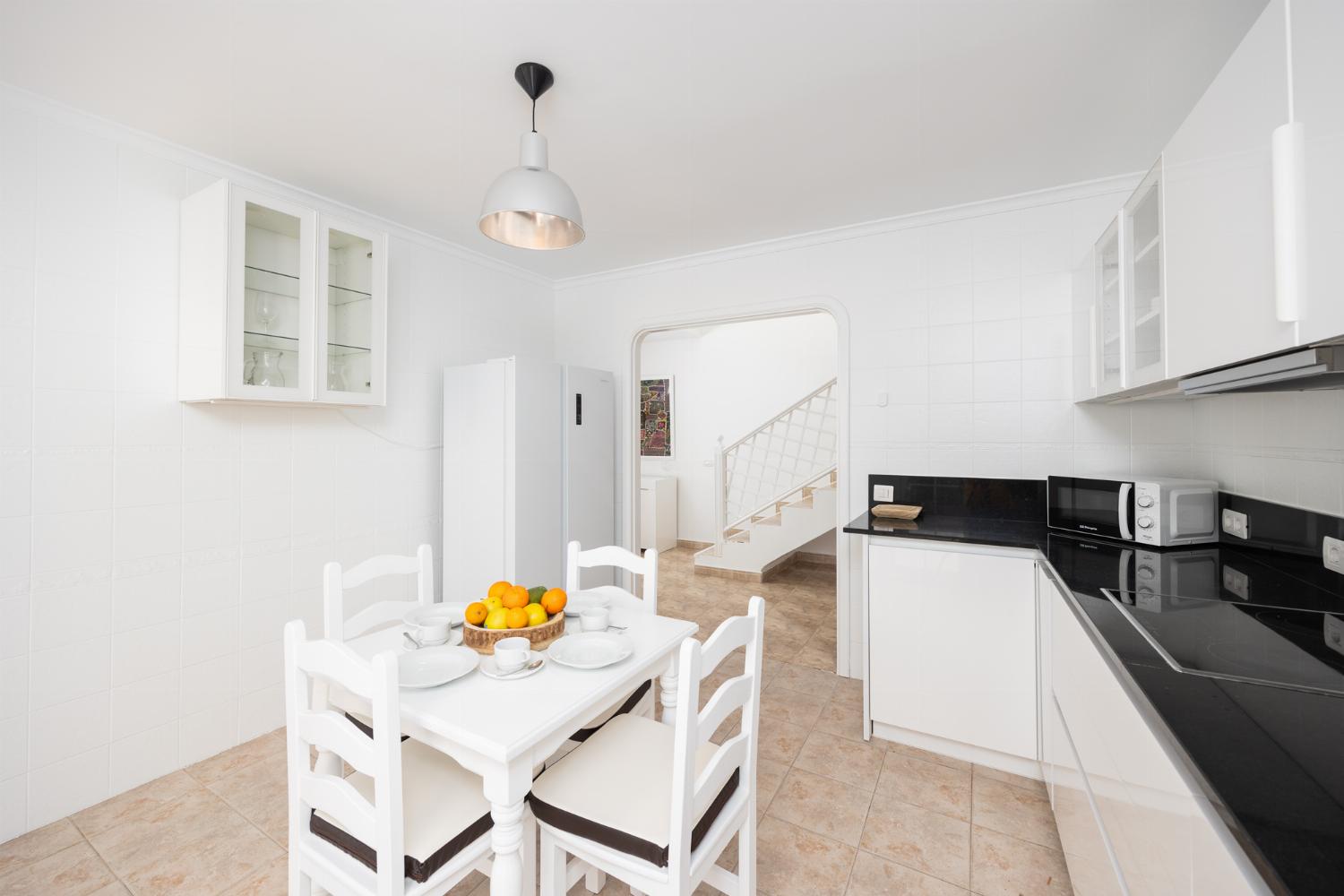 Equipped kitchen with dining area