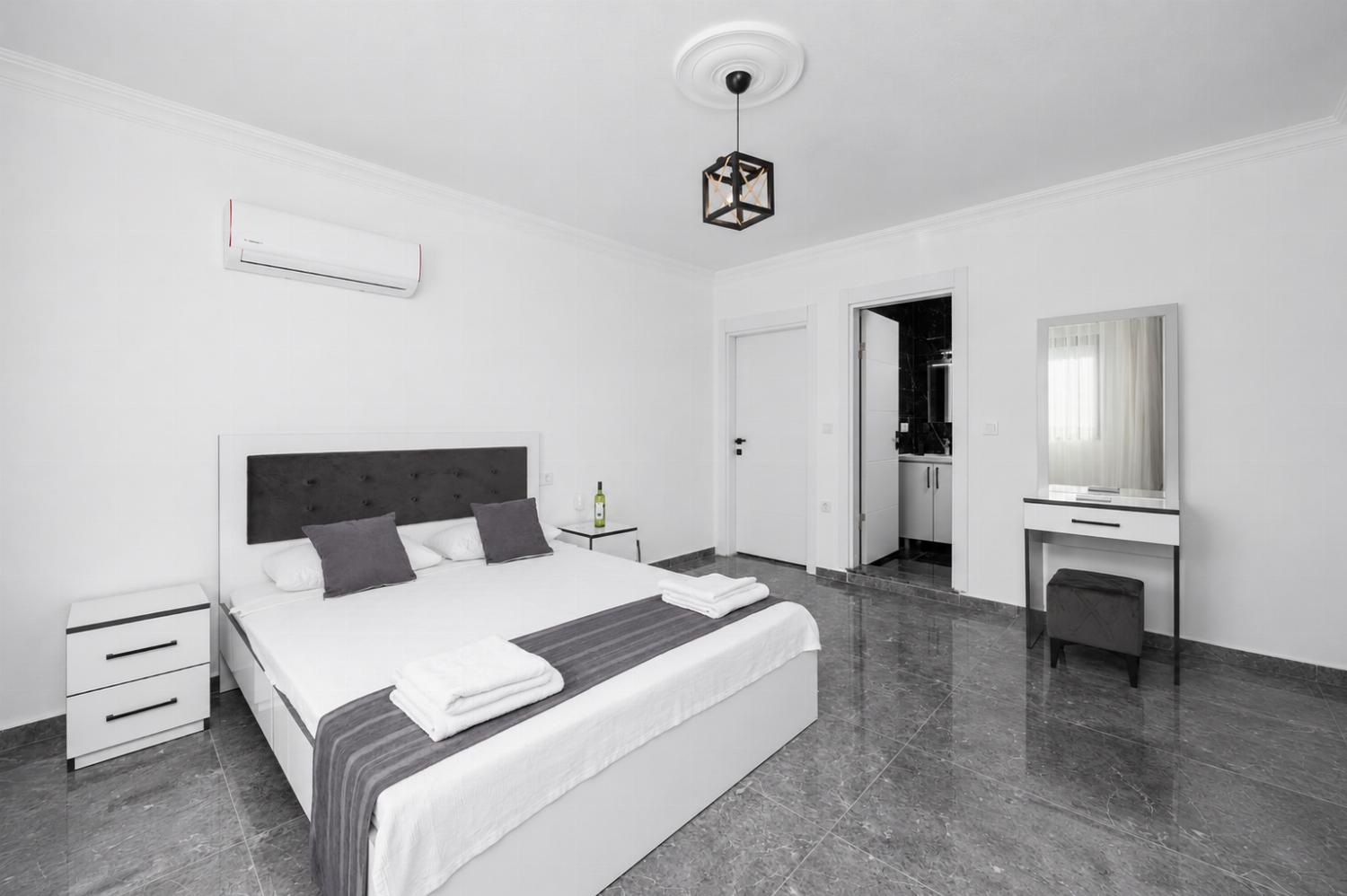 Double bedroom with en suite bathroom and A/C