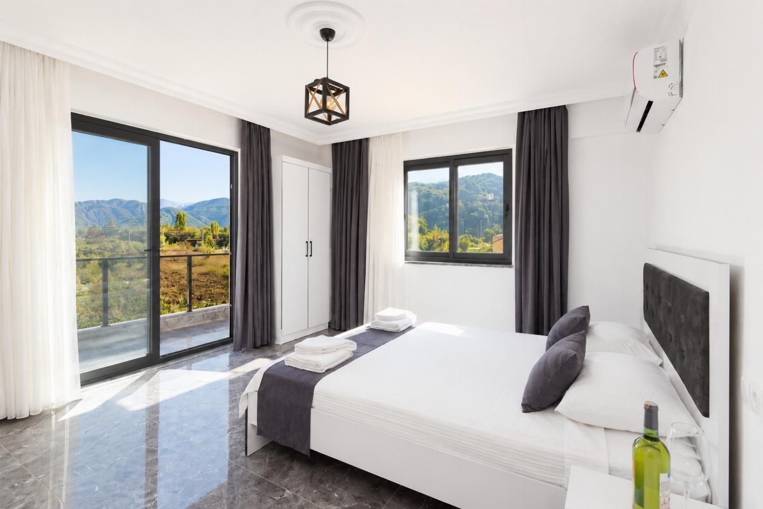 Double bedroom with en suite bathroom and A/C