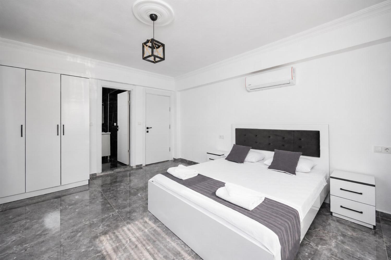 Double bedroom with en suite bathroom and A/C