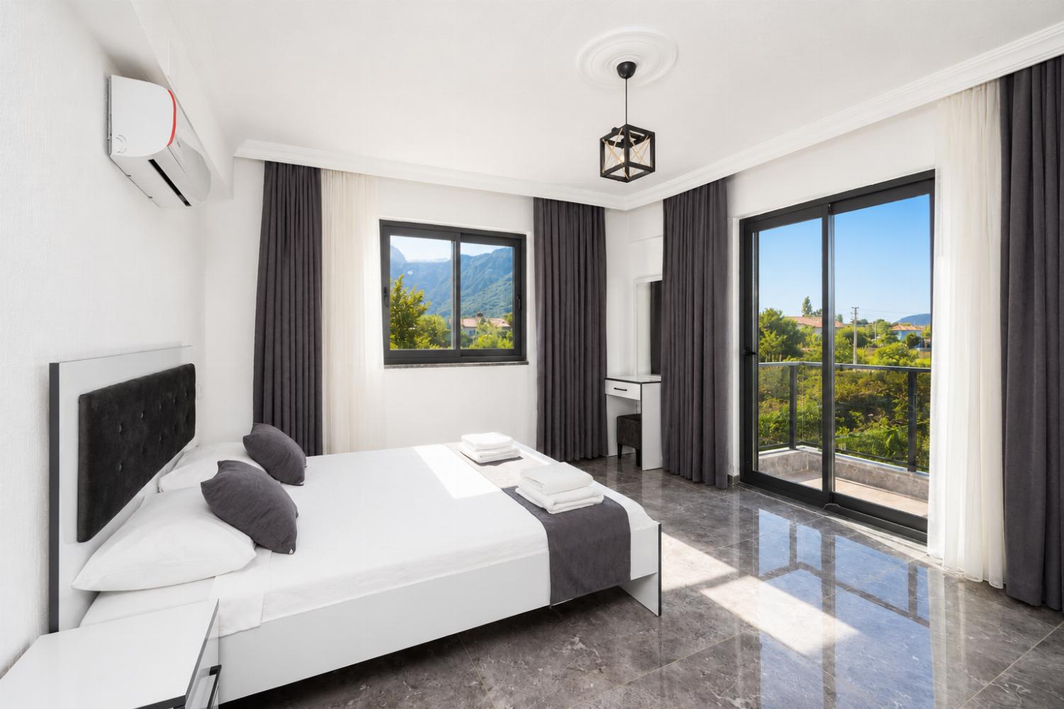 Double bedroom with en suite bathroom and A/C