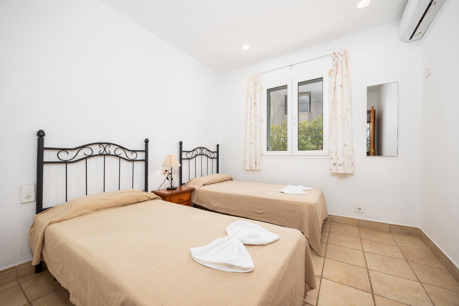 Twin bedroom with A/C