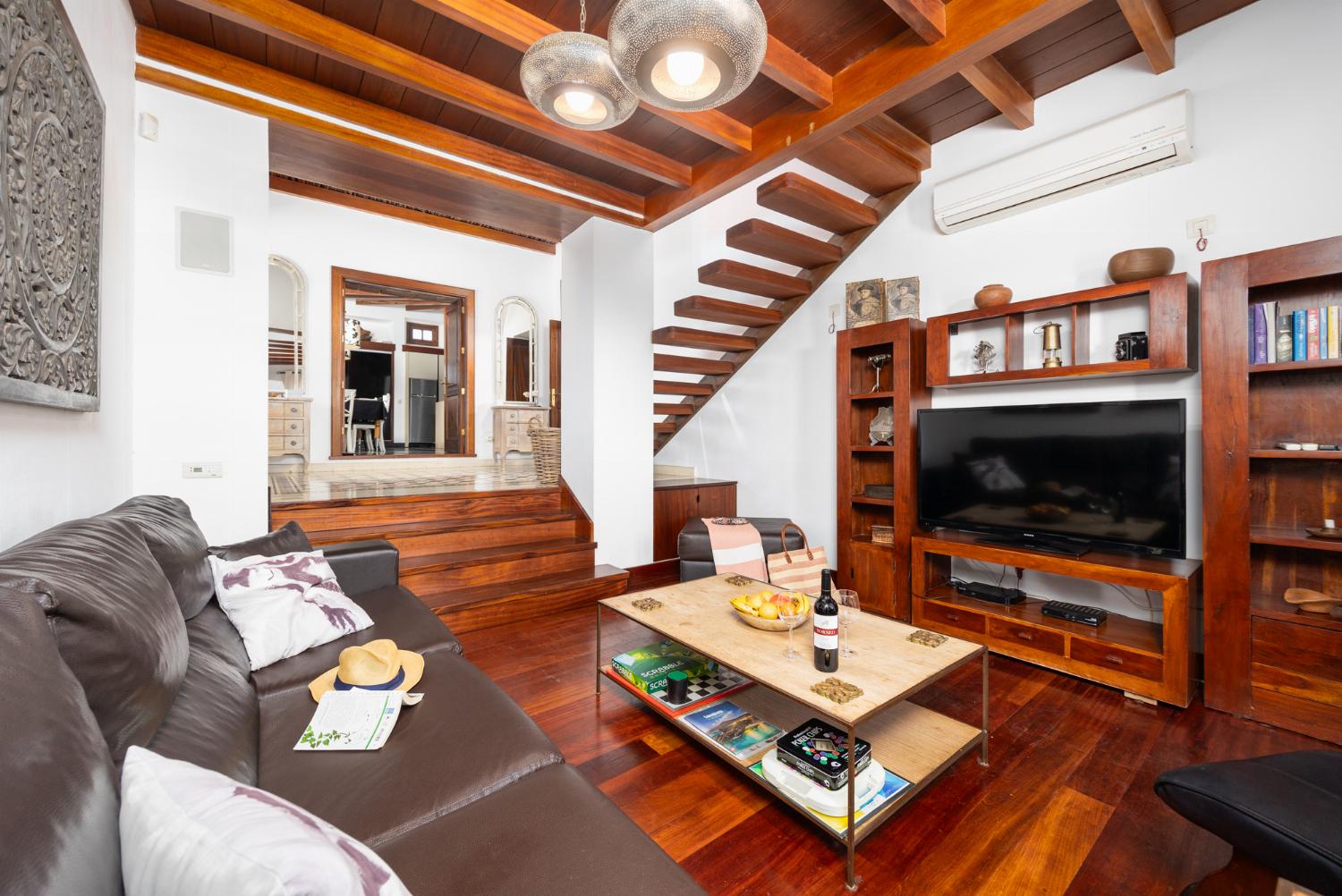 Living room with sofa, A/C, WiFi internet, and satellite TV
