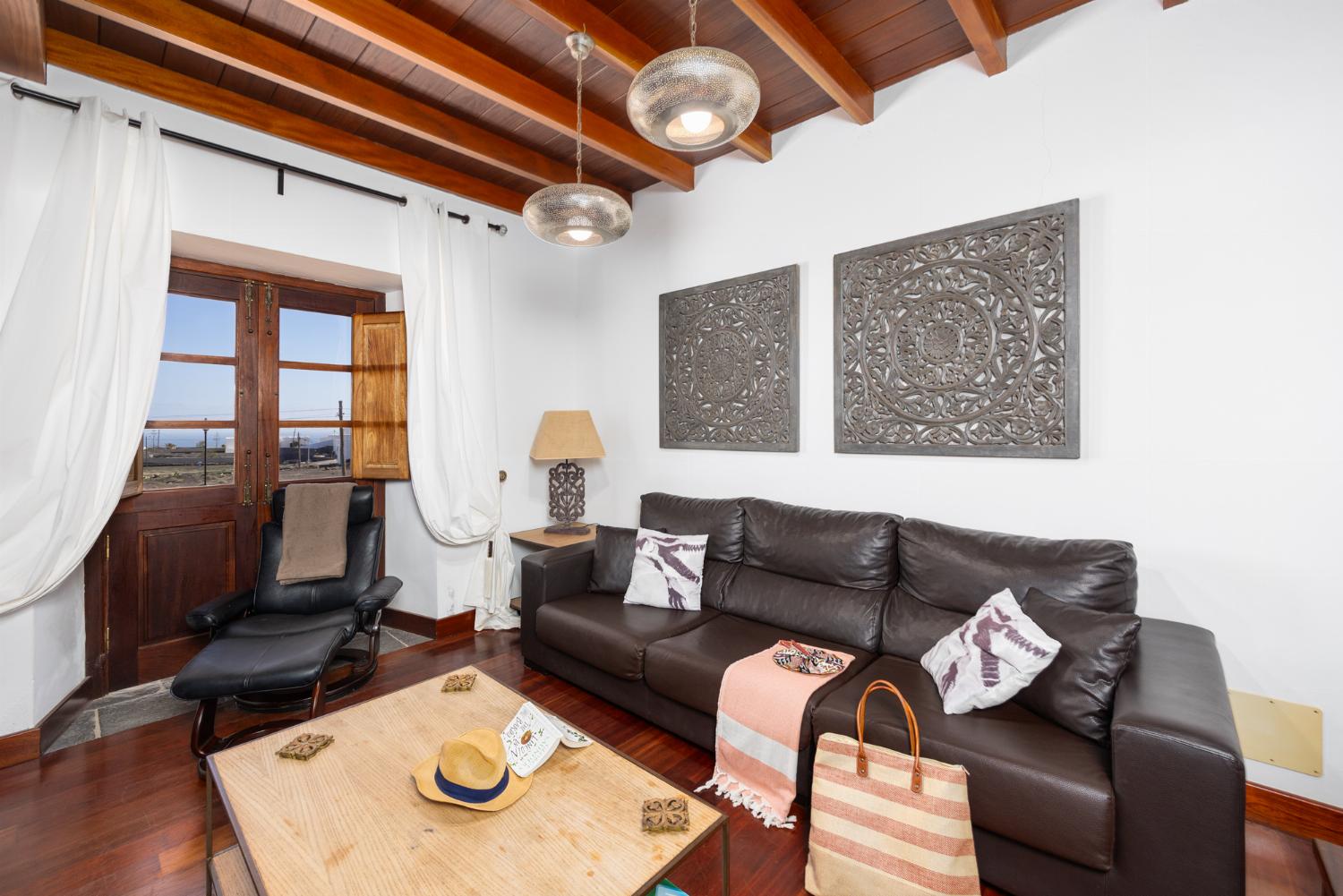 Living room with sofa, A/C, WiFi internet, and satellite TV
