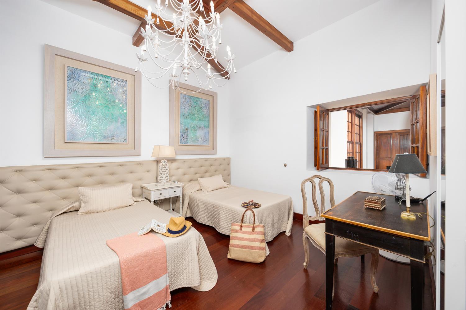 Twin bedroom with A/C