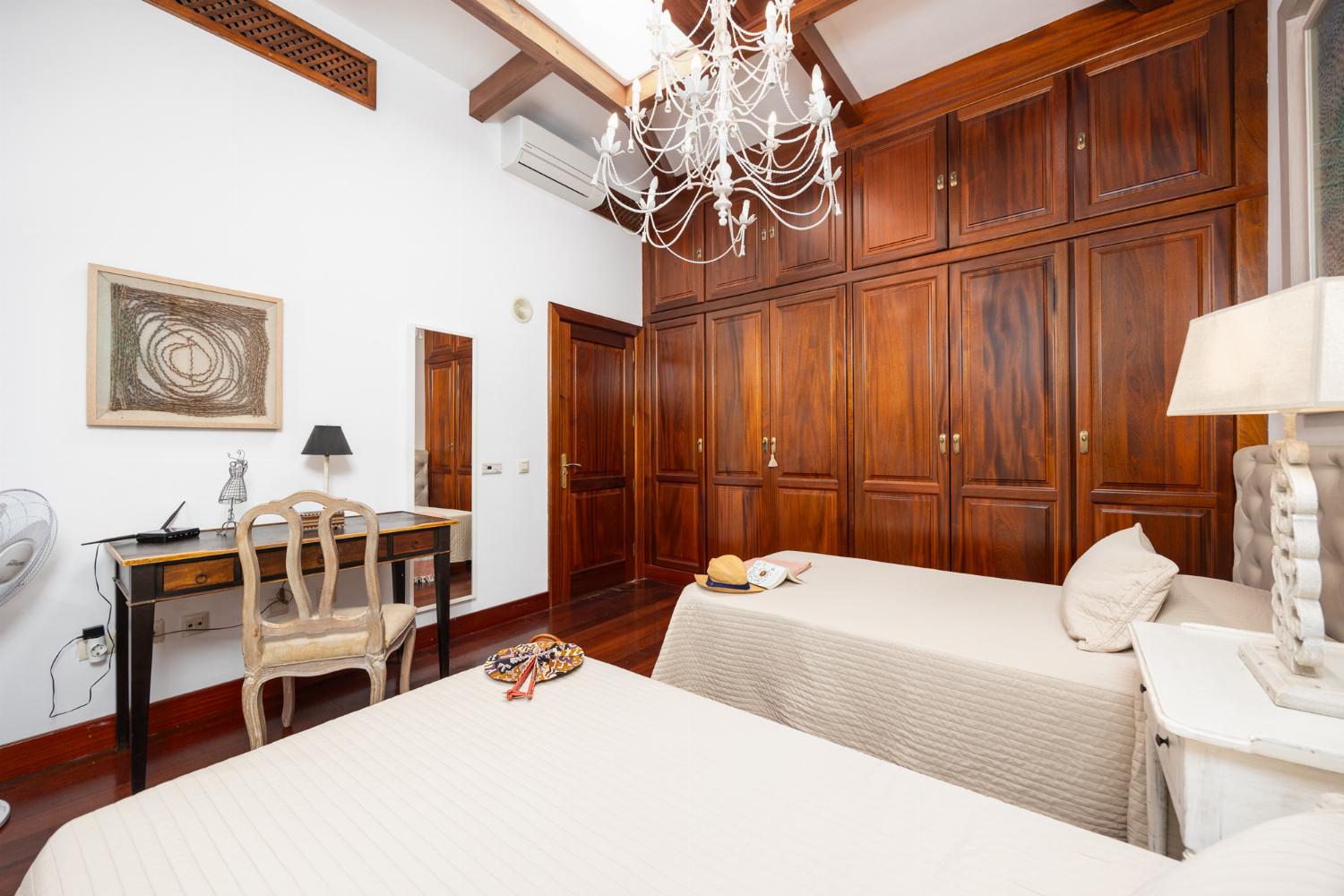 Twin bedroom with A/C