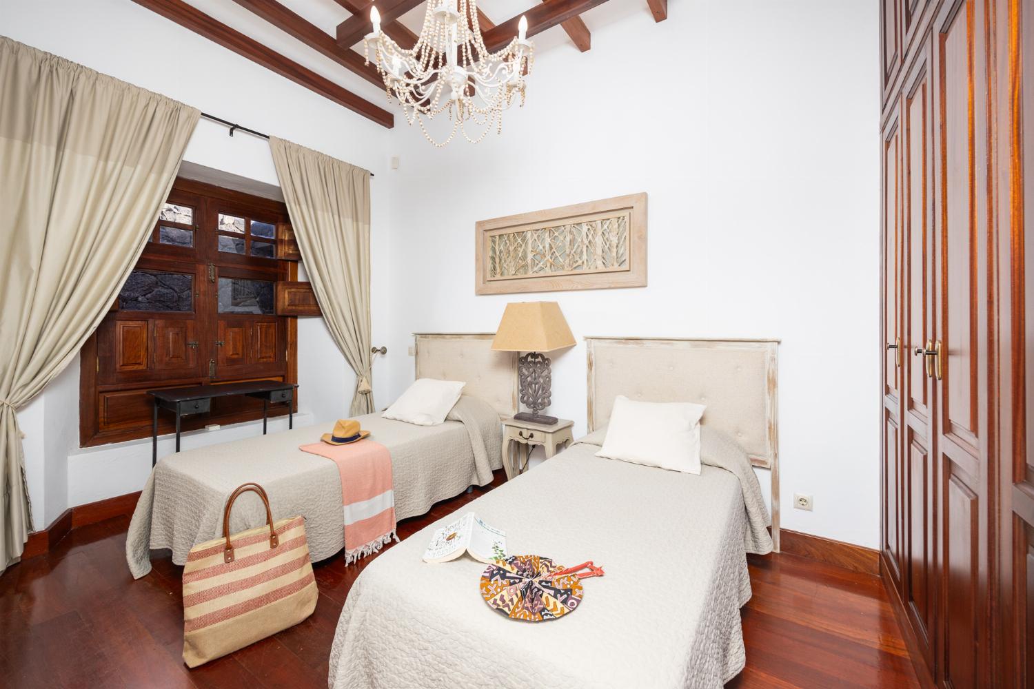 Twin bedroom with A/C