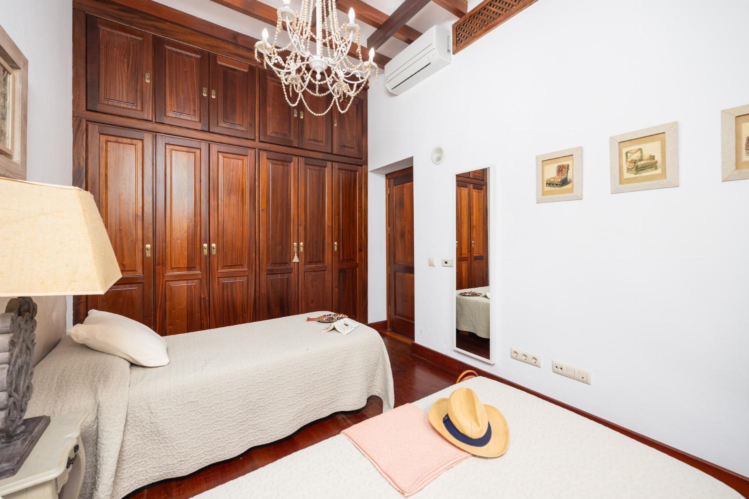 Twin bedroom with A/C