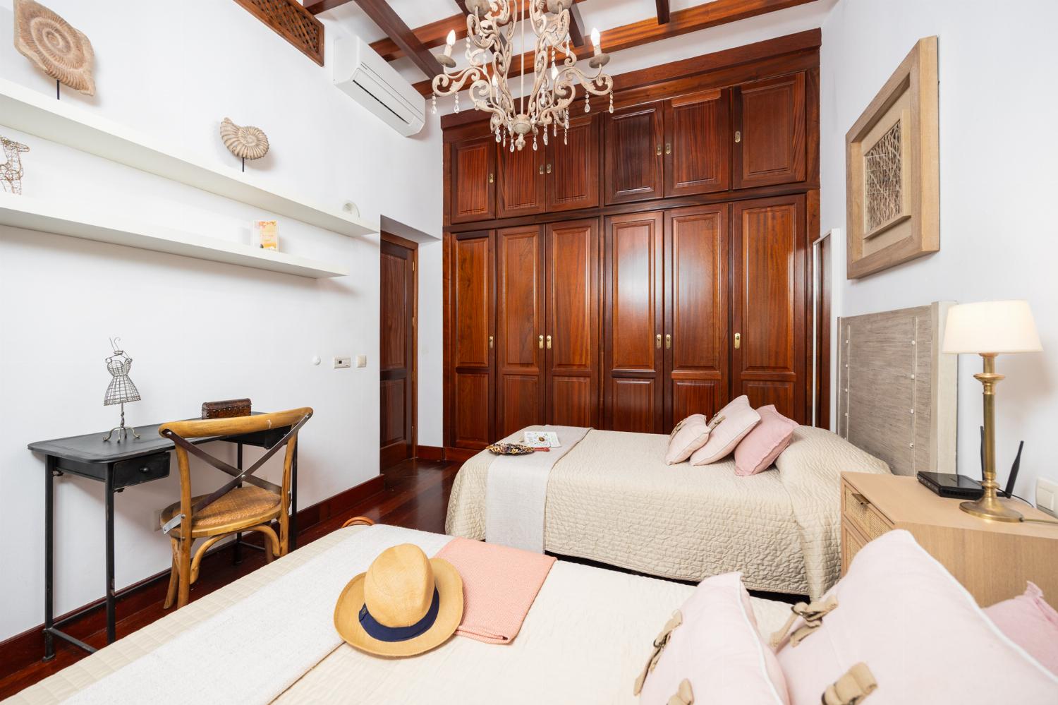 Twin bedroom with A/C